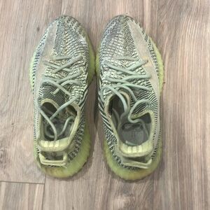 YEEZY SIZE 8.5 MENS SNEAKERS